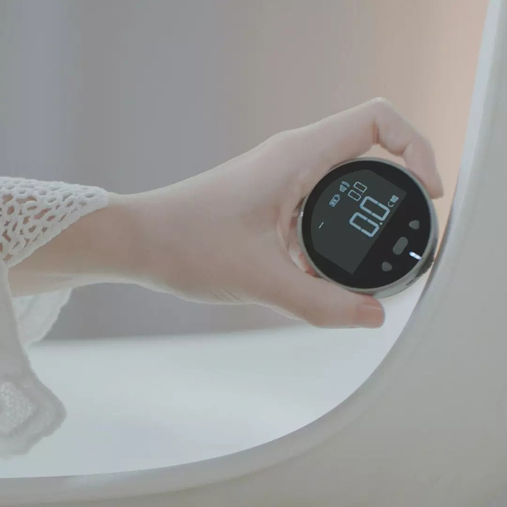 Mètre ruban numérique intelligent utilisé à la main pour mesurer une surface