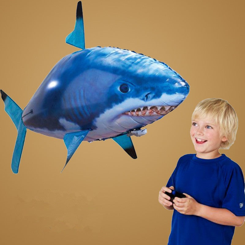 Requin ou poisson clown volant télécommandé, mouvements réalistes, contrôle 12m, ballon hélium réutilisable. Cadeau original pour enfants et adultes.