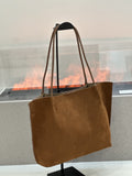 Découvrez notre sac cabas femme en véritable cuir nubuck. Grande capacité, design minimaliste, style chic et intemporel. Idéal pour le travail, les sorties et le quotidien. Disponible en plusieurs coloris tendance.