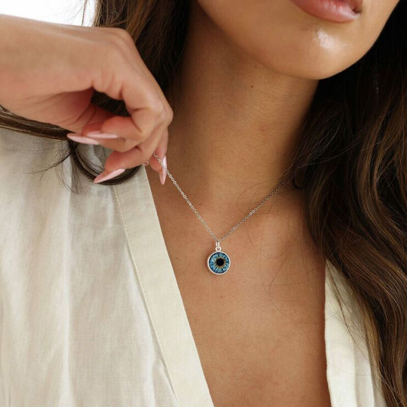 Transformez votre iris en bijou unique. Collier personnalisé avec photo de votre œil. Cadeau original et émotionnel. Or, Platine ou Or Rose. Livraison France.