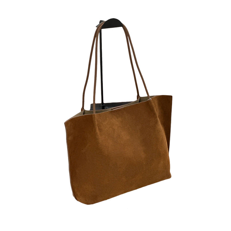 Découvrez notre sac cabas femme en véritable cuir nubuck. Grande capacité, design minimaliste, style chic et intemporel. Idéal pour le travail, les sorties et le quotidien. Disponible en plusieurs coloris tendance.