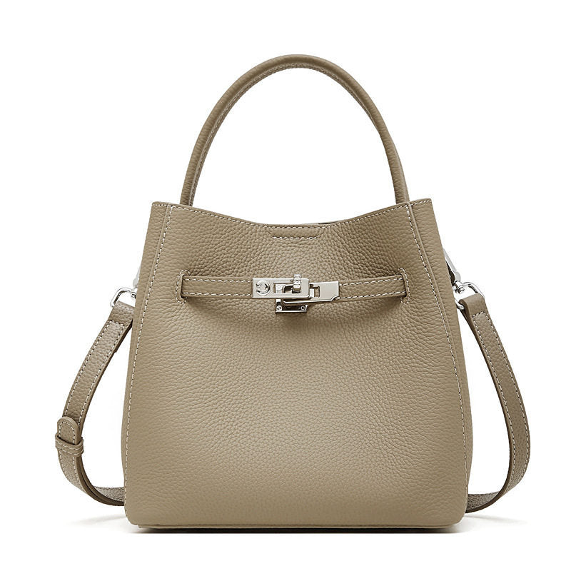 Sac seau femme en véritable cuir de vachette pleine fleur. Design rétro chic, 4 coloris. Idéal bureau, sorties et quotidien. Qualité premium, livraison rapide.