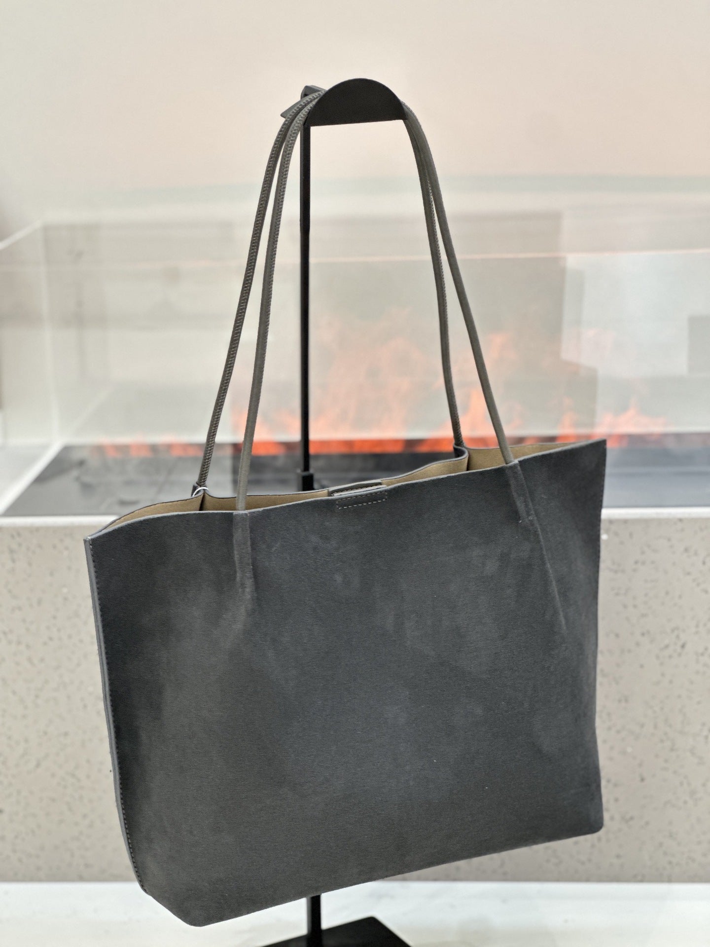 Découvrez notre sac cabas femme en véritable cuir nubuck. Grande capacité, design minimaliste, style chic et intemporel. Idéal pour le travail, les sorties et le quotidien. Disponible en plusieurs coloris tendance.