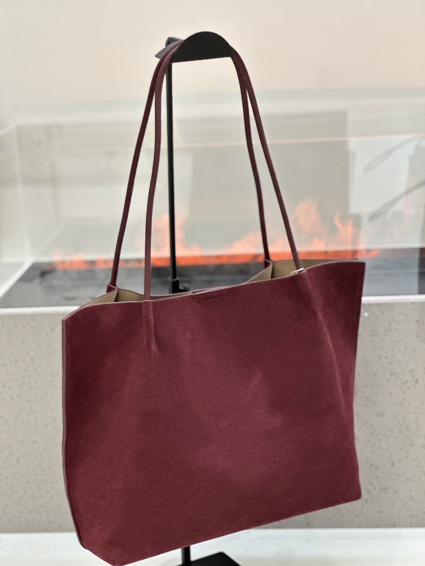 Découvrez notre sac cabas femme en véritable cuir nubuck. Grande capacité, design minimaliste, style chic et intemporel. Idéal pour le travail, les sorties et le quotidien. Disponible en plusieurs coloris tendance.