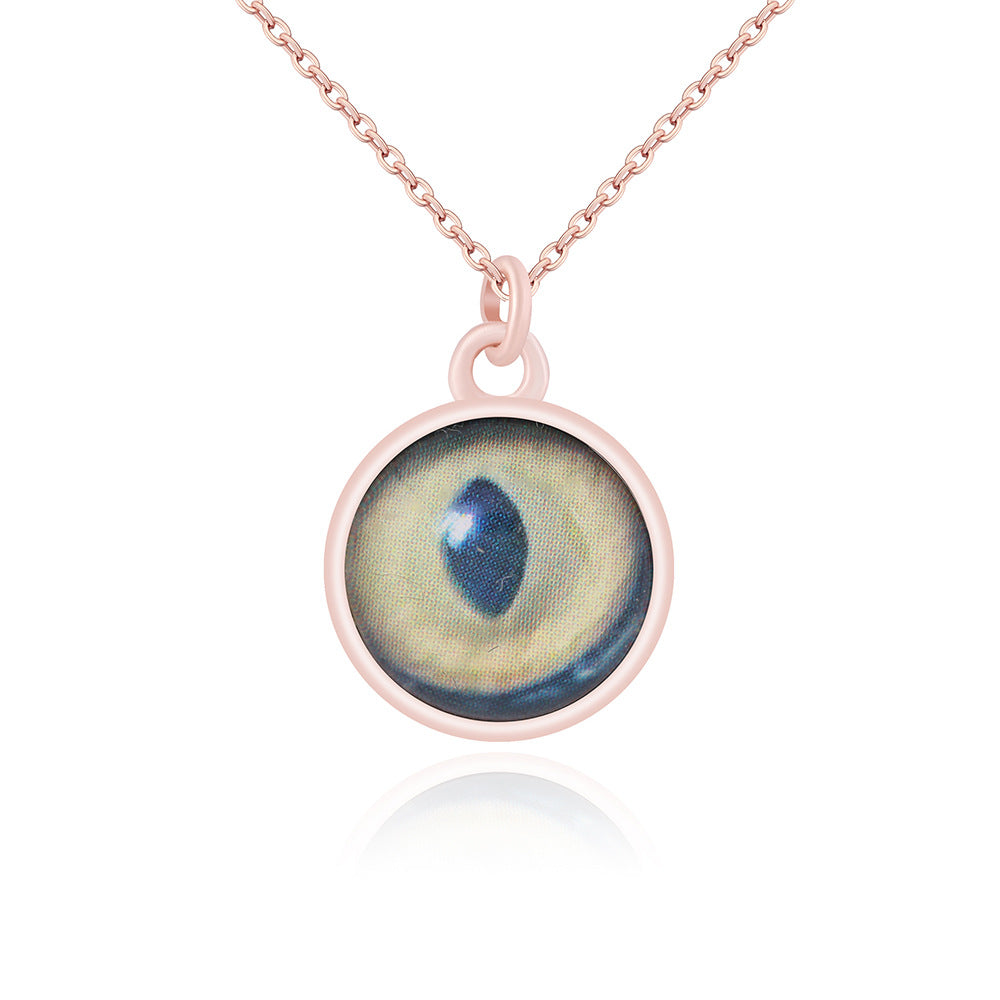 Transformez votre iris en bijou unique. Collier personnalisé avec photo de votre œil. Cadeau original et émotionnel. Or, Platine ou Or Rose. Livraison France.