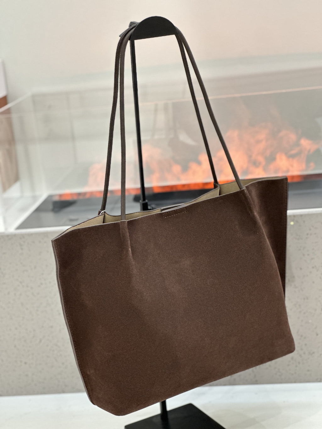 Découvrez notre sac cabas femme en véritable cuir nubuck. Grande capacité, design minimaliste, style chic et intemporel. Idéal pour le travail, les sorties et le quotidien. Disponible en plusieurs coloris tendance.